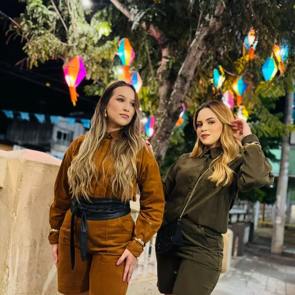 Conjuntos de suede em caramelo e verde militar da Tay Store Prime