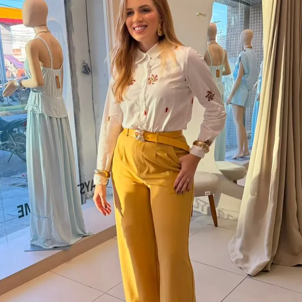 Camisa branca bordada com calça pantalona amarela na vitrine da Tay Store Prime