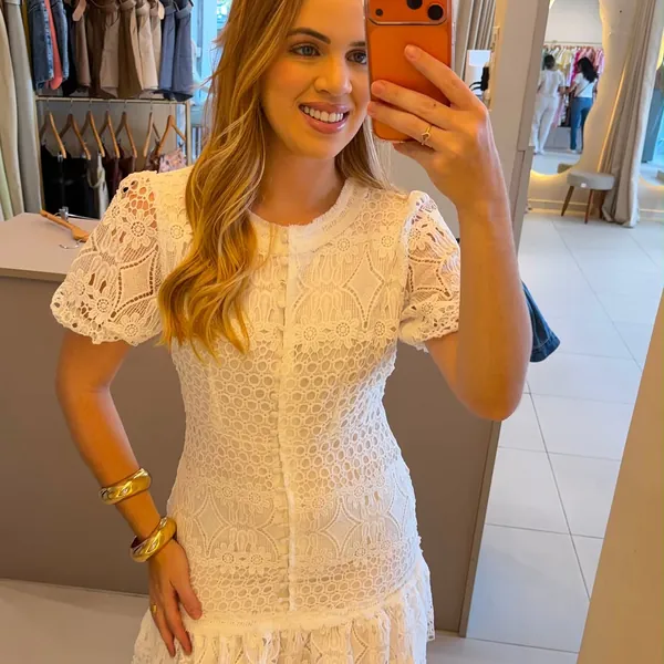 Vestido branco de renda com manga bufante da Tay Store Prime
